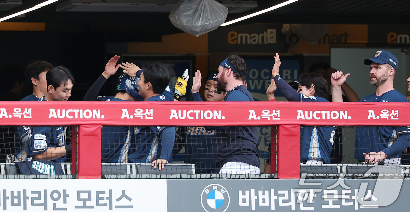 (인천=뉴스1) 김성진 기자 = 13일 인천SSG 랜더스필드에서 열린 '2025 신한 SOL뱅크 KBO리그' NC 다이노스와 SSG 랜더스의 경기, NC 김주원이 1회초 1사 솔로 …