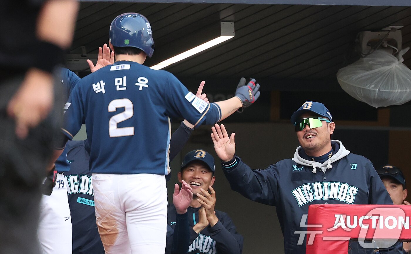 본문 이미지 - 13일 인천SSG 랜더스필드에서 열린 '2025 신한 SOL뱅크 KBO리그' NC 다이노스와 SSG 랜더스의 경기, NC 이호준 감독이 1회초 2사 1루 상황 박건우의 1타점 2루타 때 득점을 올린 박민우와 하이파이브를 하고 있다. 2025.5.13/뉴스1 ⓒ News1 김성진 기자