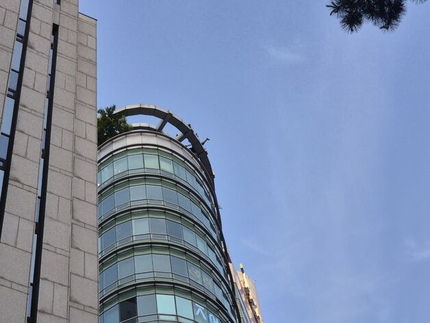 [속보]강남 한복판 투신 소동…구조대와 대치 끝에 구조 완료