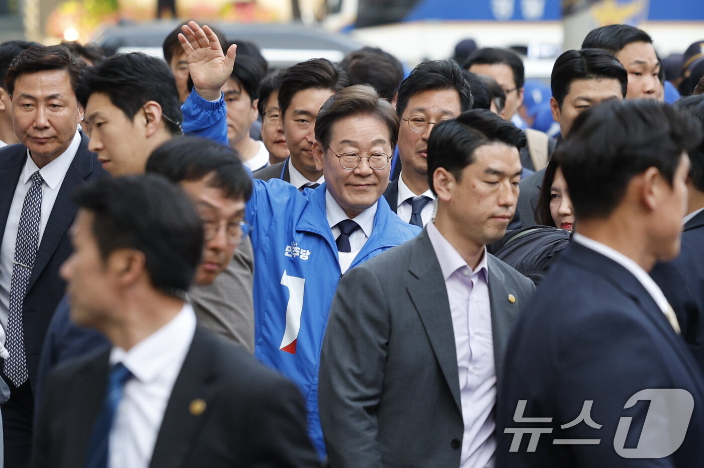 본문 이미지 - 이재명 더불어민주당 대통령 후보가 대표적 험지인 대구·경북&#40;TK&#41; 지역 유세에 돌입한 13일 오후 울산 남구 롯데백화점 광장을 찾아 시민들을 향해 인사하고 있다. 2025.5.13/뉴스1 ⓒ News1 안은나 기자