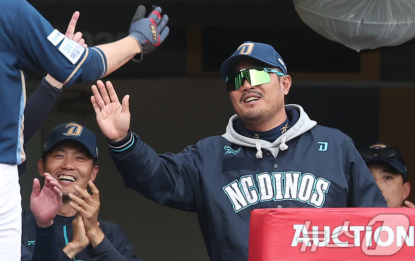 (인천=뉴스1) 김성진 기자 = 13일 인천SSG 랜더스필드에서 열린 '2025 신한 SOL뱅크 KBO리그' NC 다이노스와 SSG 랜더스의 경기, NC 이호준 감독이 1회초 2사 …