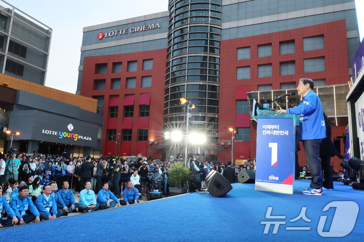 (울산=뉴스1) 안은나 기자 = 이재명 더불어민주당 대통령 후보가 대표적 험지인 대구·경북(TK) 지역 유세에 돌입한 13일 오후 울산 남구 롯데백화점 광장을 찾아 지지를 호소하고 …