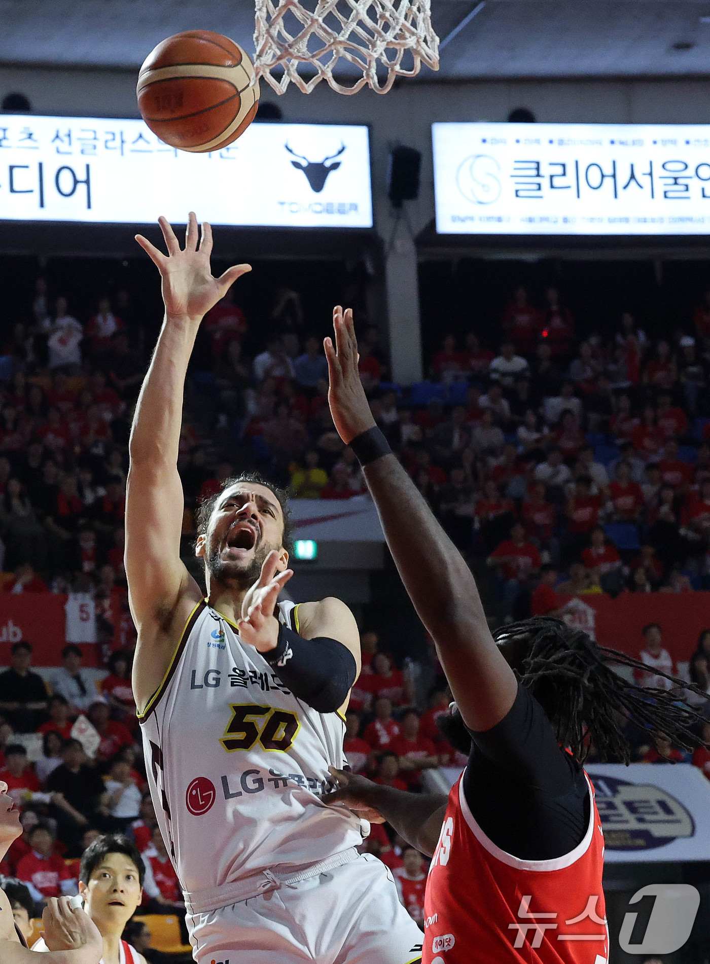 (서울=뉴스1) 박세연 기자 = 13일 오후 서울 송파구 잠실학생체육관에서 열린 '2024-25 KCC 프로농구 챔피언결정전 5차전' 창원 LG 세이커스와 서울 SK 나이츠의 경기 …