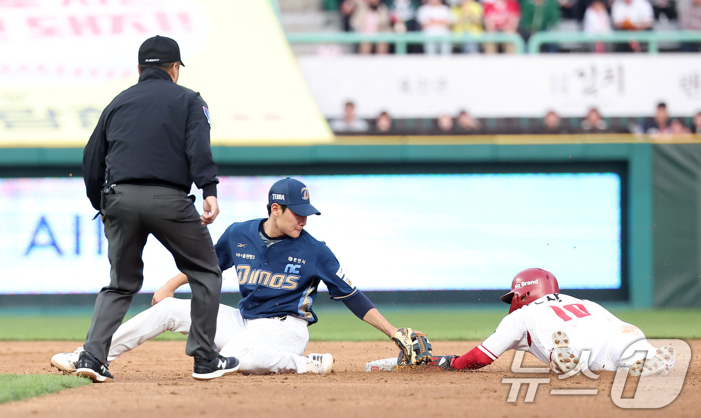 (인천=뉴스1) 김성진 기자 = 13일 인천SSG 랜더스필드에서 열린 '2025 신한 SOL뱅크 KBO리그' NC 다이노스와 SSG 랜더스의 경기, SSG 안상현이 3회말 2사 1 …