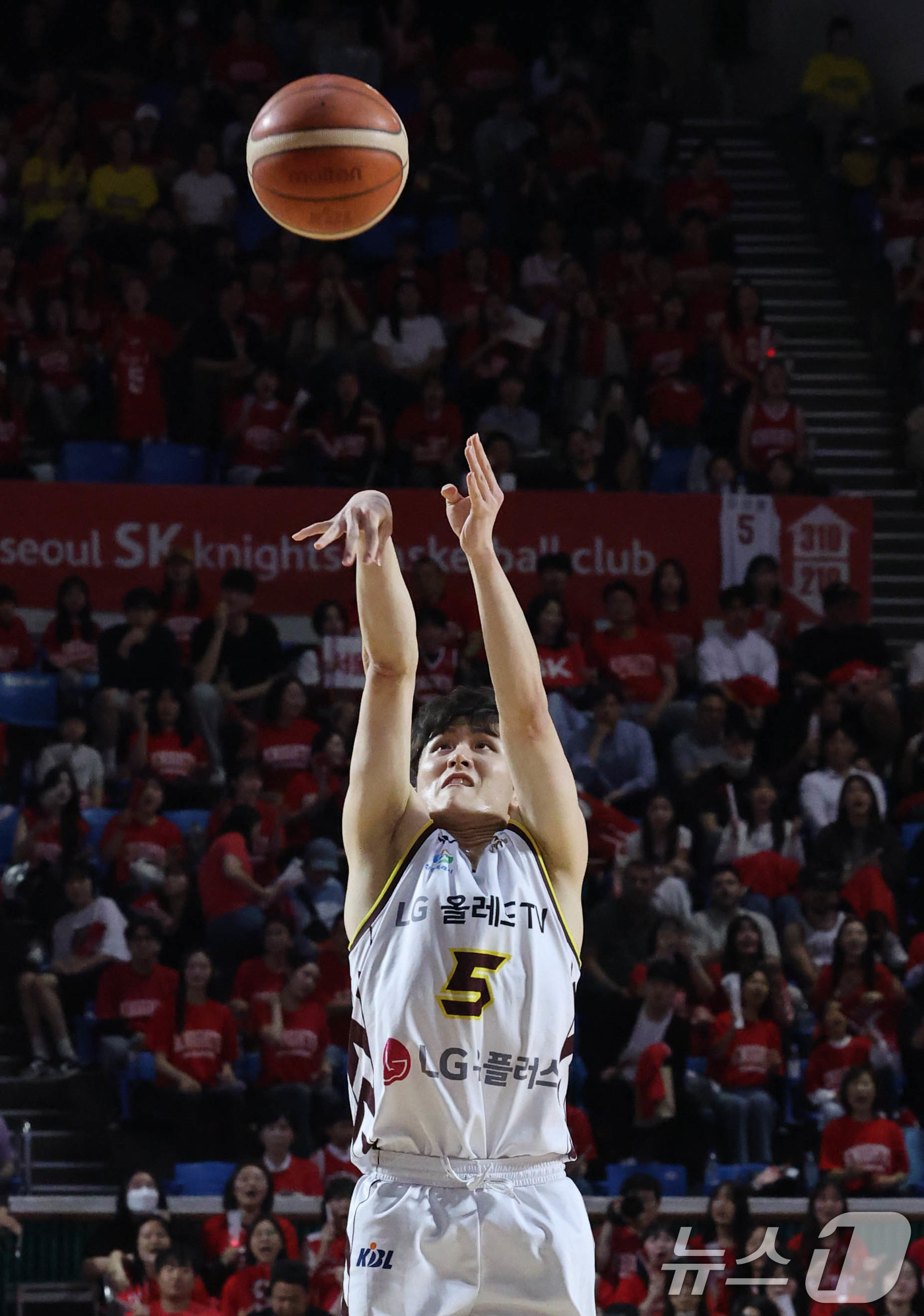 (서울=뉴스1) 박세연 기자 = 13일 오후 서울 송파구 잠실학생체육관에서 열린 '2024-25 KCC 프로농구 챔피언결정전 5차전' 창원 LG 세이커스와 서울 SK 나이츠의 경기 …