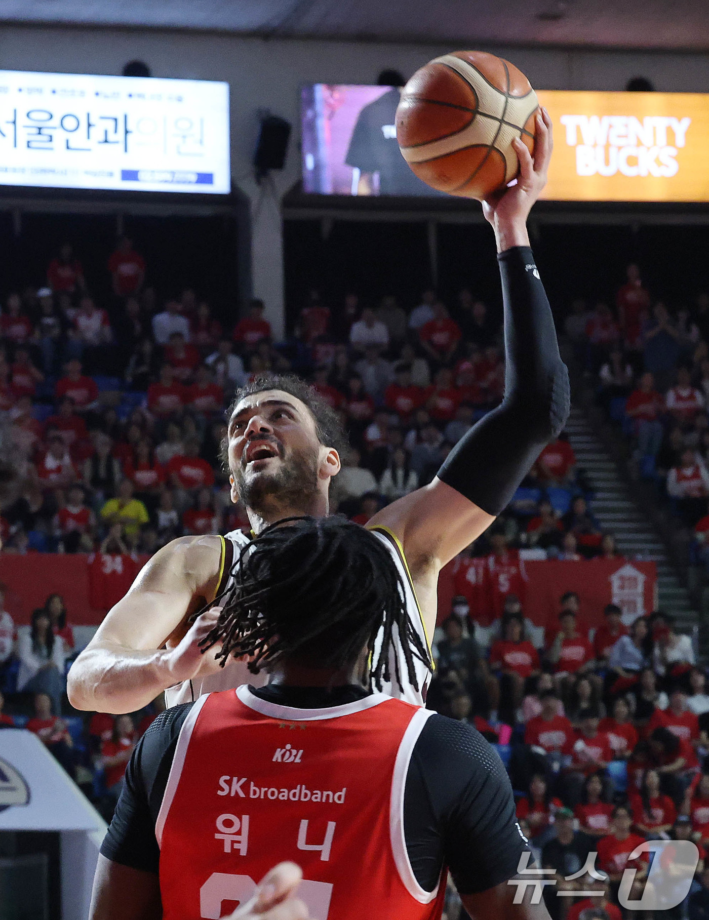 (서울=뉴스1) 박세연 기자 = 13일 오후 서울 송파구 잠실학생체육관에서 열린 '2024-25 KCC 프로농구 챔피언결정전 5차전' 창원 LG 세이커스와 서울 SK 나이츠의 경기 …