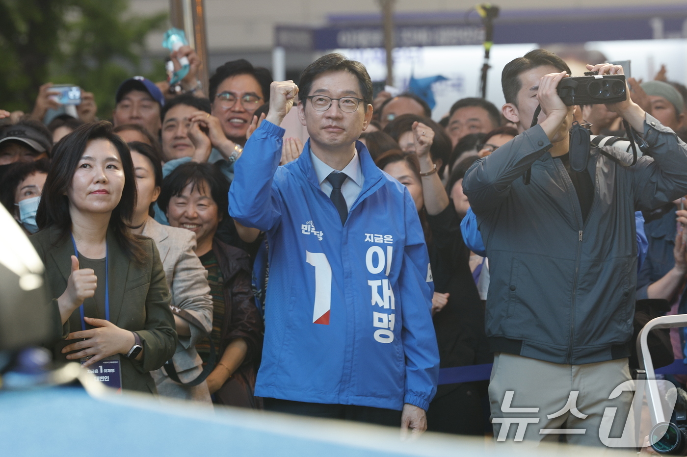 (서울=뉴스1) 안은나 기자 = 김경수 전 경남지사가 지켜보고 13일 오전 울산 남구 롯데백화정 광장에서 이재명 더불어민주당 대통령 후보의 연설을 지켜보고 있다. 2025.5.13 …