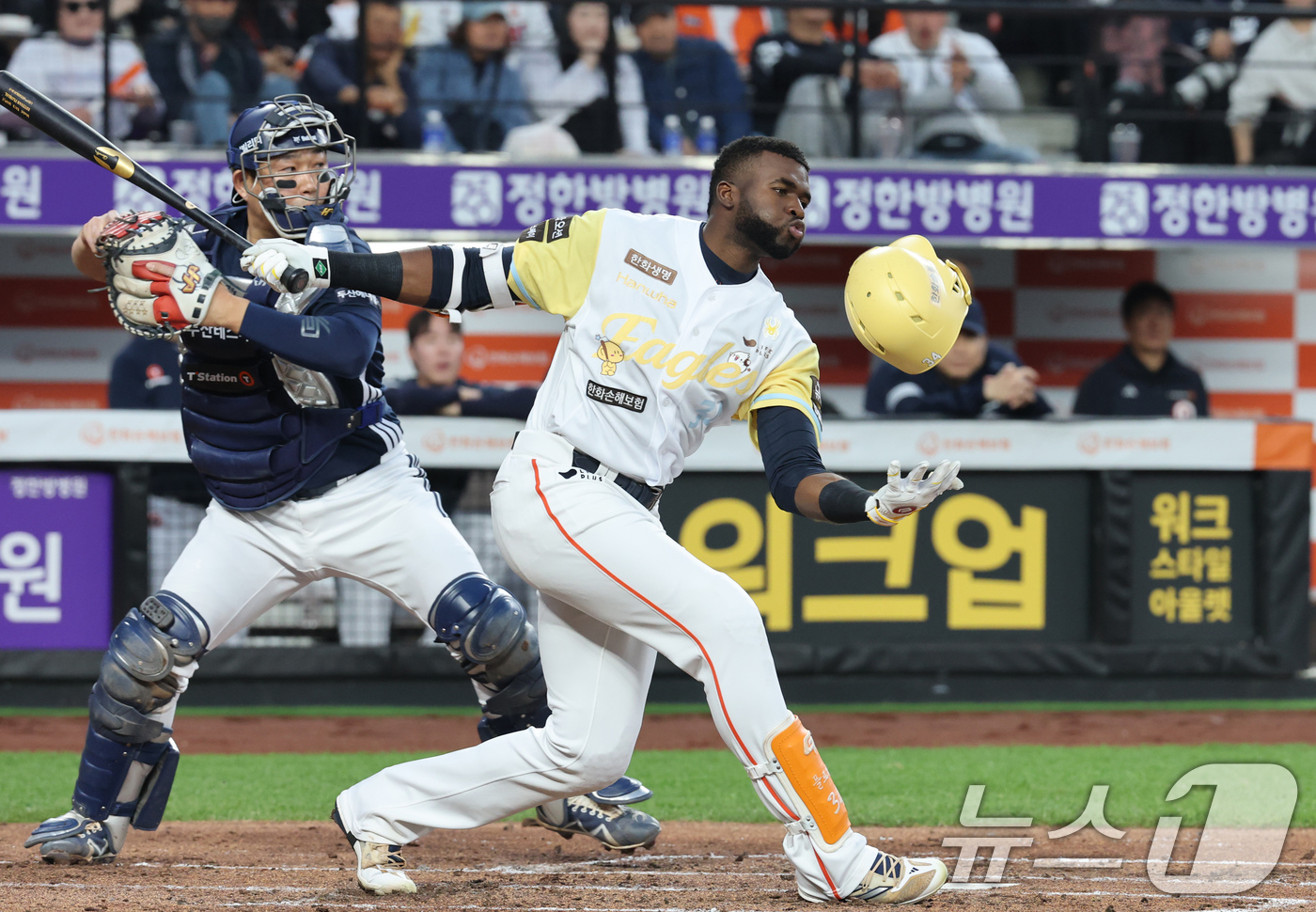 (대전=뉴스1) 김기태 기자 = 13일 대전 한화생명볼파크에서 열린 '2025 신한 SOL 뱅크 KBO리그' 프로야구 한화 이글스와 두산 베어스 경기에서 3회말 1사 상황 한화 플 …