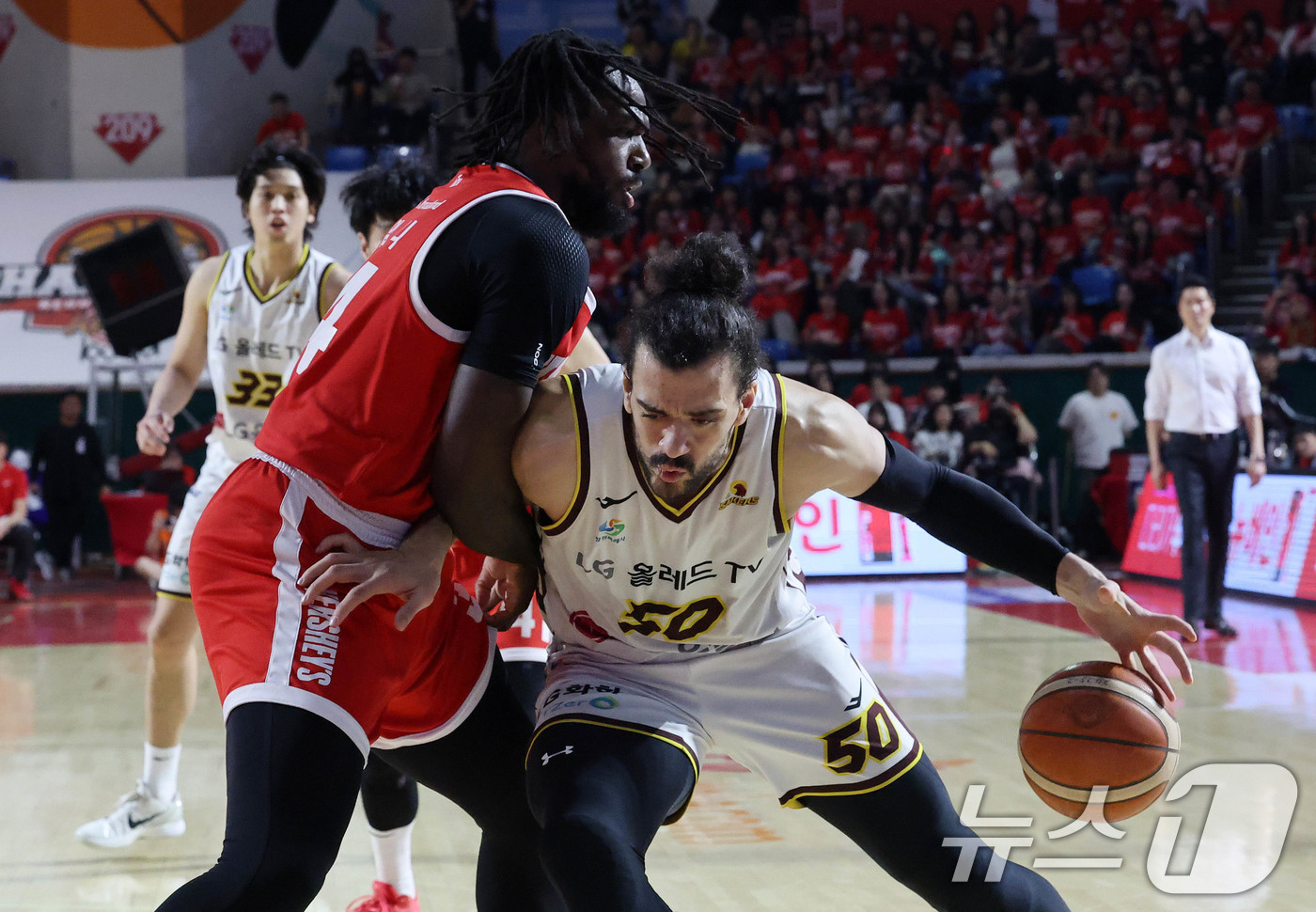 (서울=뉴스1) 박세연 기자 = 13일 오후 서울 송파구 잠실학생체육관에서 열린 '2024-25 KCC 프로농구 챔피언결정전 5차전' 창원 LG 세이커스와 서울 SK 나이츠의 경기 …