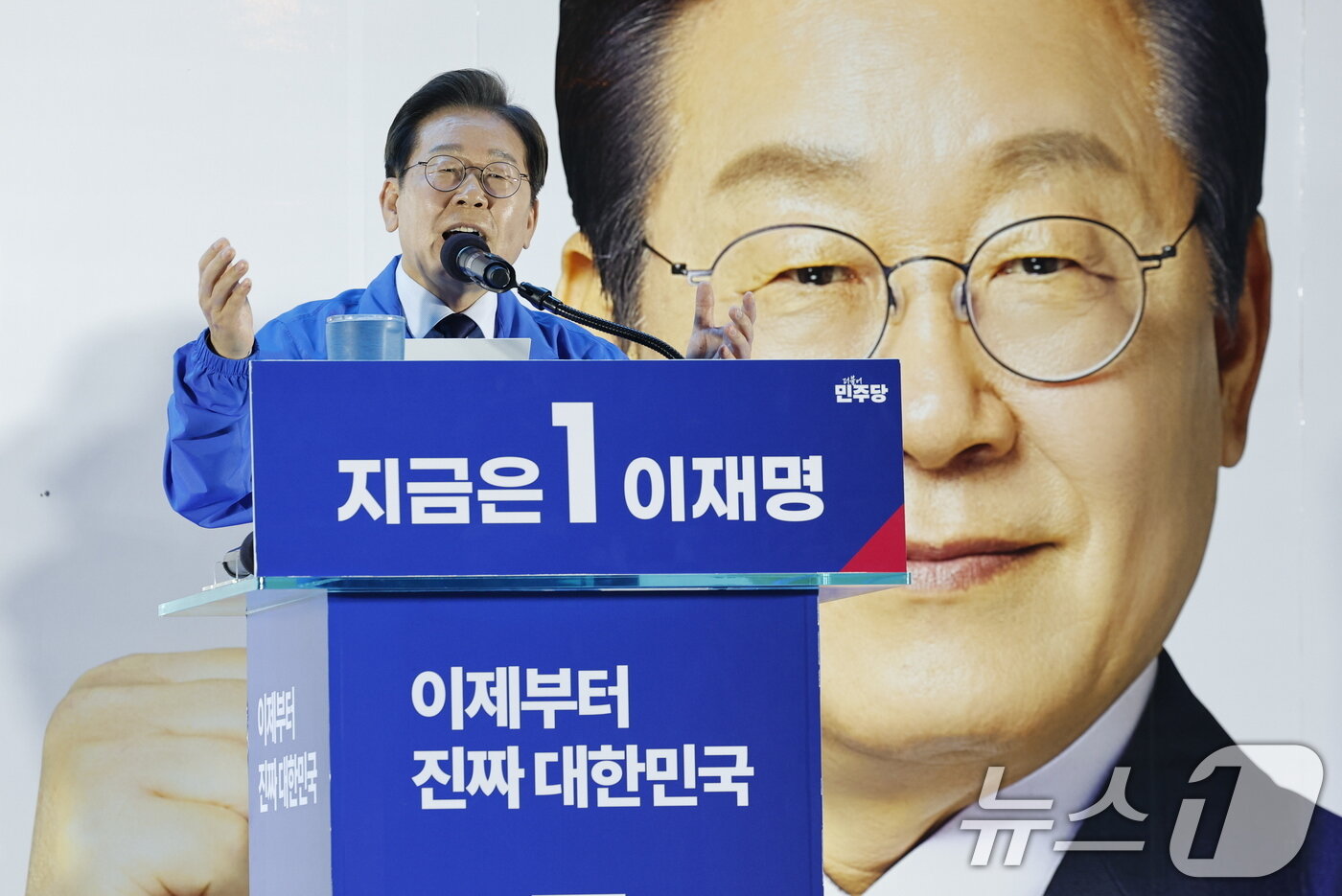 본문 이미지 - 이재명 더불어민주당 대통령 후보가 대표적 험지인 대구·경북&#40;TK&#41; 지역 유세에 돌입한 13일 오후 울산 남구 롯데백화점 광장을 찾아 지지를 호소하고 있다. 2025.5.13/뉴스1 ⓒ News1 안은나 기자