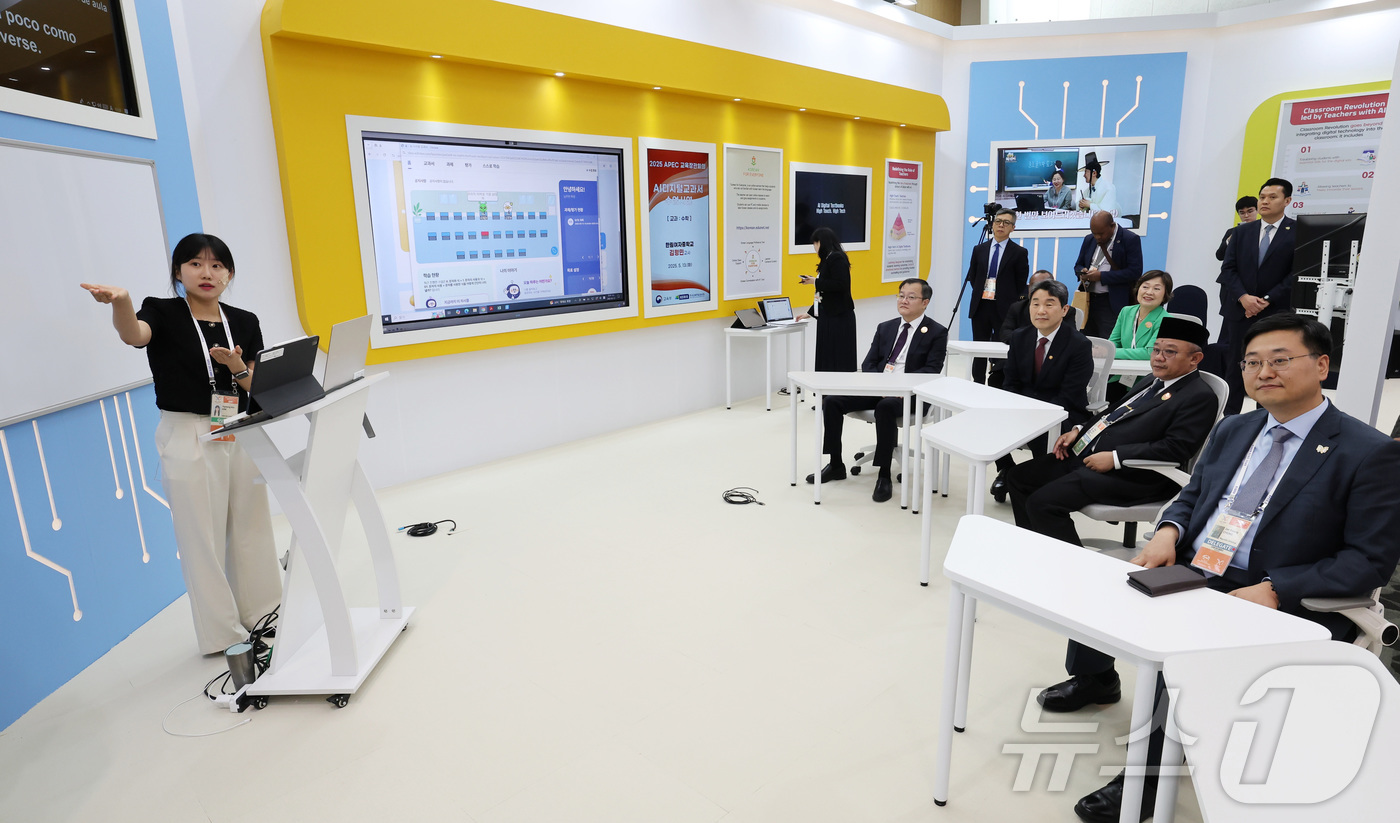 (서울=뉴스1) = 이주호 대통령 권한대행 부총리 겸 교육부장관이 13일 제주국제컨벤션센터에서 STEM 융합교육 전시관과 디지털교과서 시연·체험관 등으로 구성된 교육혁신 전시관을 …