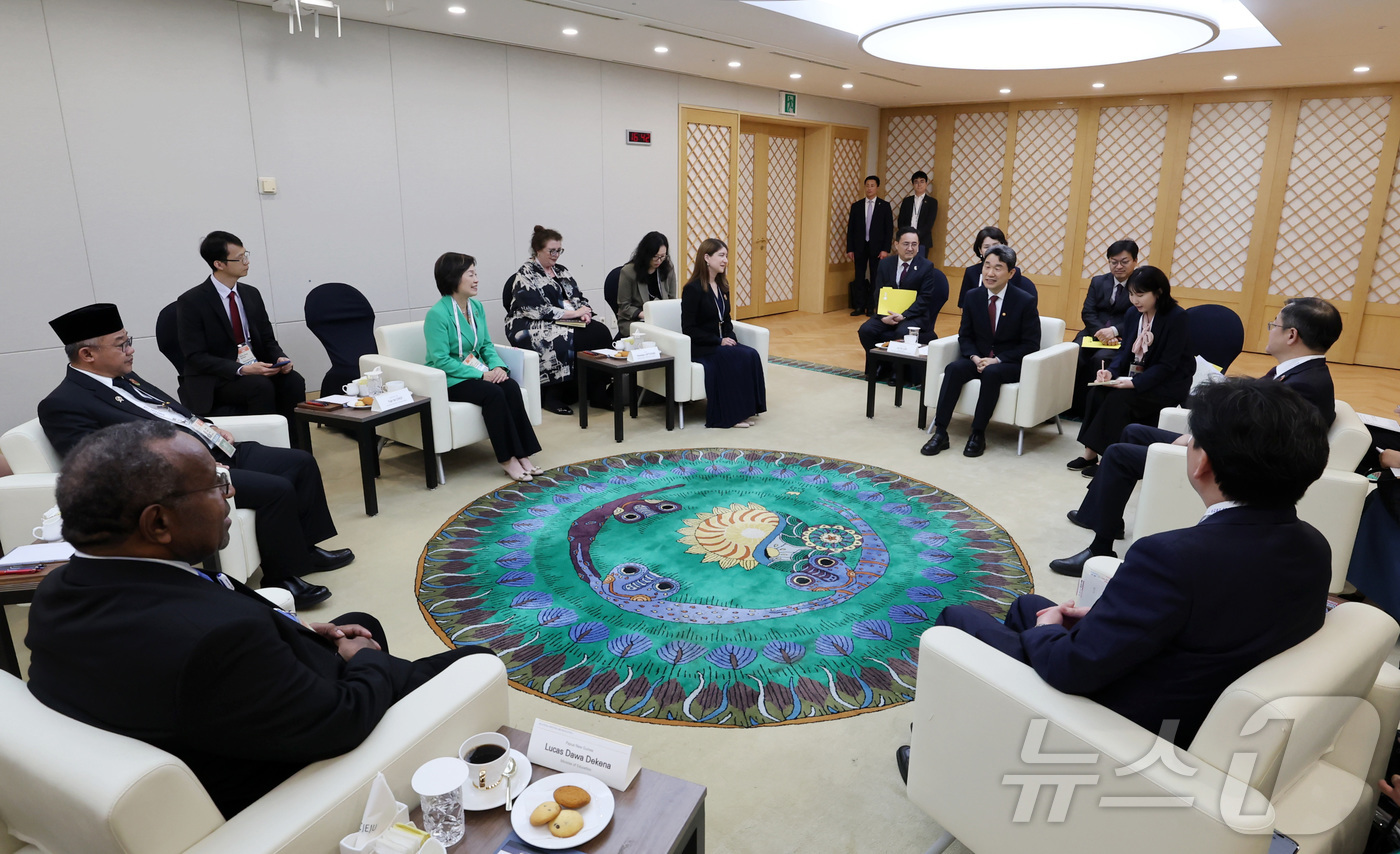 (서울=뉴스1) = 이주호 대통령 권한대행 부총리 겸 교육부 장관이 13일 제주국제컨벤션센터에서 열린 제7차 아시아태평양경제협력체(APEC) 교육장관회의 회원경제체 교육부 장·차관 …