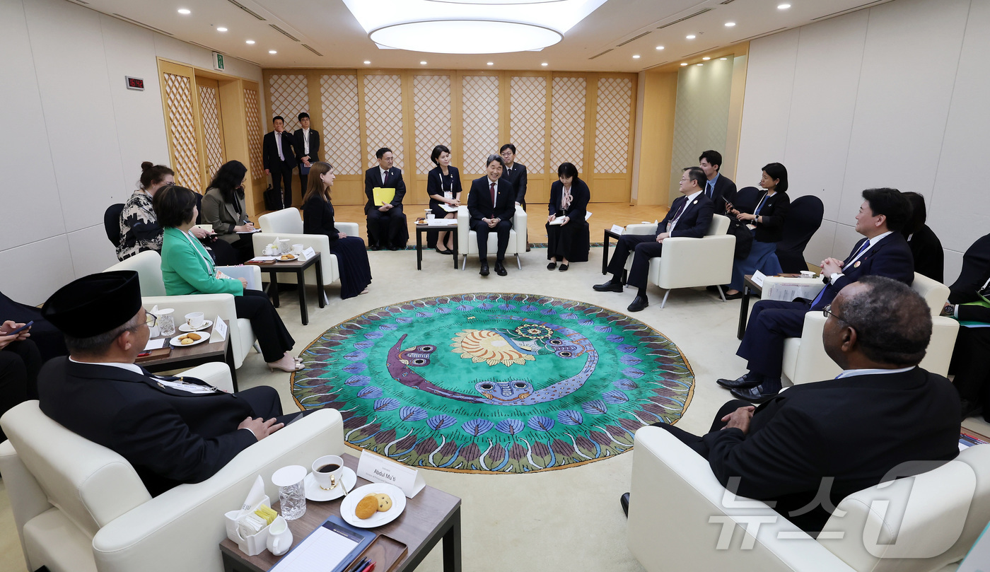 (서울=뉴스1) = 이주호 대통령 권한대행 부총리 겸 교육부 장관이 13일 제주국제컨벤션센터에서 열린 제7차 아시아태평양경제협력체(APEC) 교육장관회의 회원경제체 교육부 장·차관 …