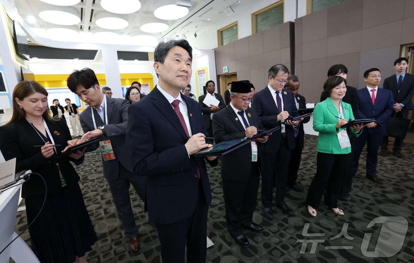 (서울=뉴스1) = 이주호 대통령 권한대행 부총리 겸 교육부장관이 13일 제주국제컨벤션센터에서 STEM 융합교육 전시관과 디지털교과서 시연·체험관 등으로 구성된 교육혁신 전시관을 …