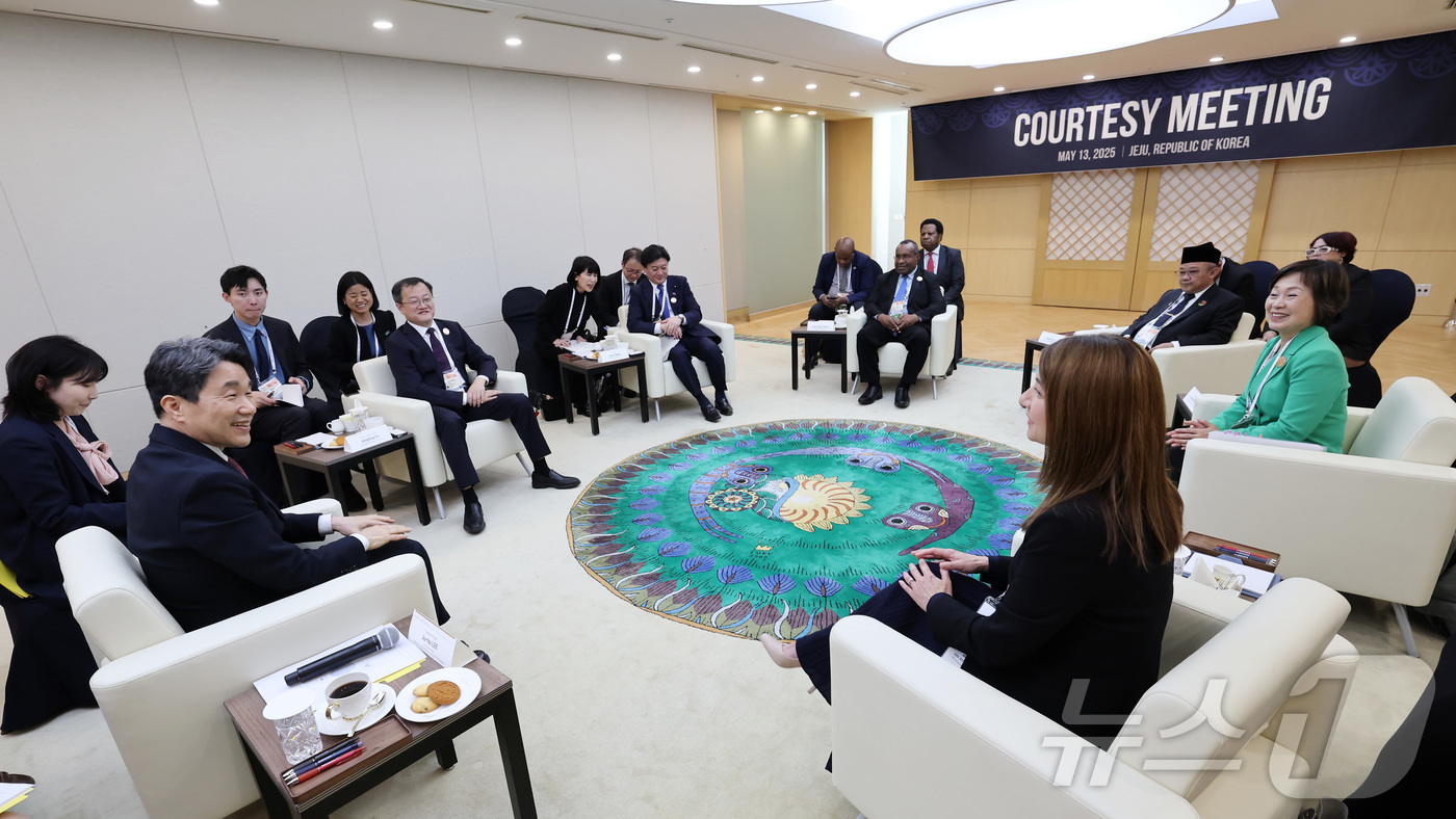 (서울=뉴스1) = 이주호 대통령 권한대행 부총리 겸 교육부 장관이 13일 제주국제컨벤션센터에서 열린 제7차 아시아태평양경제협력체(APEC) 교육장관회의 회원경제체 교육부 장·차관 …