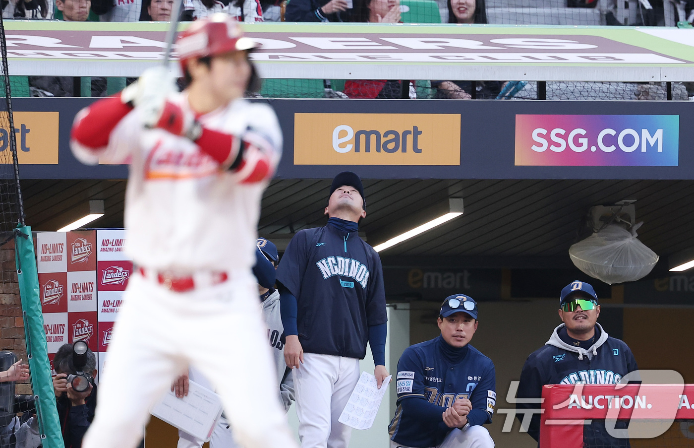 (인천=뉴스1) 김성진 기자 = 13일 인천SSG 랜더스필드에서 열린 '2025 신한 SOL뱅크 KBO리그' NC 다이노스와 SSG 랜더스의 경기, NC 이호준 감독이 4회말 1사 …