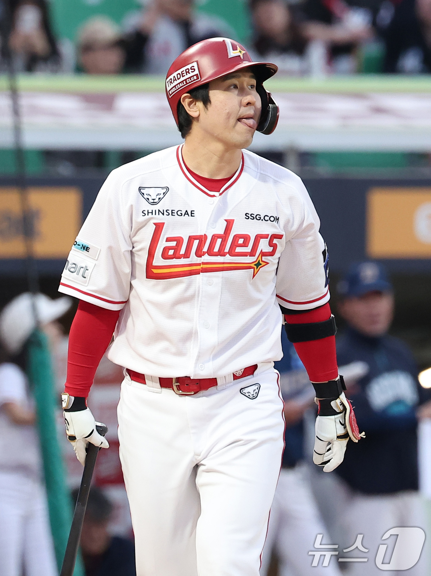 (인천=뉴스1) 김성진 기자 = 13일 인천SSG 랜더스필드에서 열린 '2025 신한 SOL뱅크 KBO리그' NC 다이노스와 SSG 랜더스의 경기, SSG 최정이 4회말 1사 주자 …