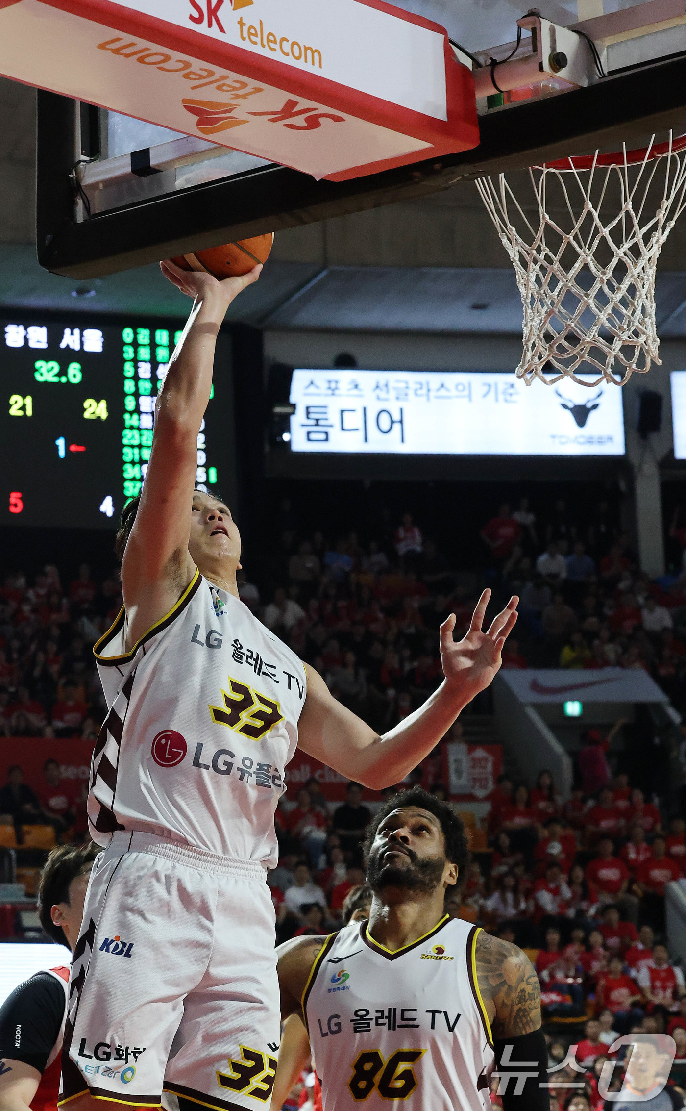 (서울=뉴스1) 박세연 기자 = 13일 오후 서울 송파구 잠실학생체육관에서 열린 '2024-25 KCC 프로농구 챔피언결정전 5차전' 창원 LG 세이커스와 서울 SK 나이츠의 경기 …