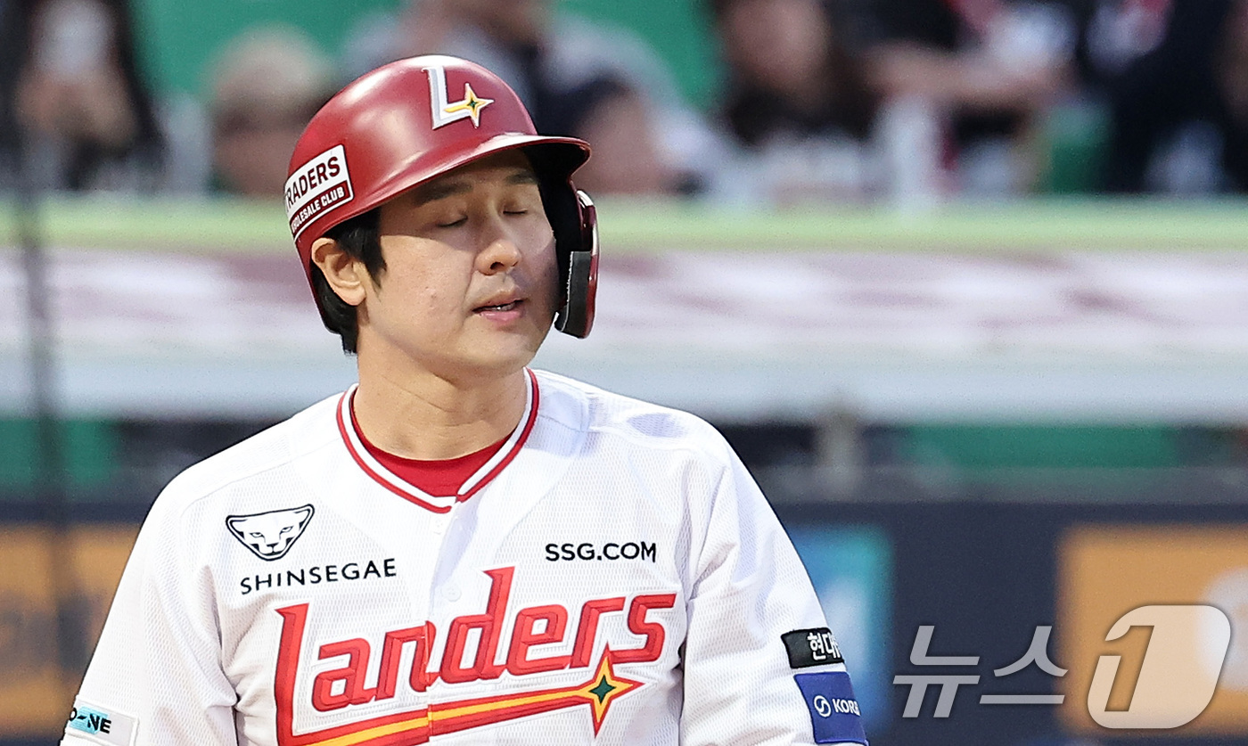 (인천=뉴스1) 김성진 기자 = 13일 인천SSG 랜더스필드에서 열린 '2025 신한 SOL뱅크 KBO리그' NC 다이노스와 SSG 랜더스의 경기, SSG 최정이 4회말 1사 주자 …