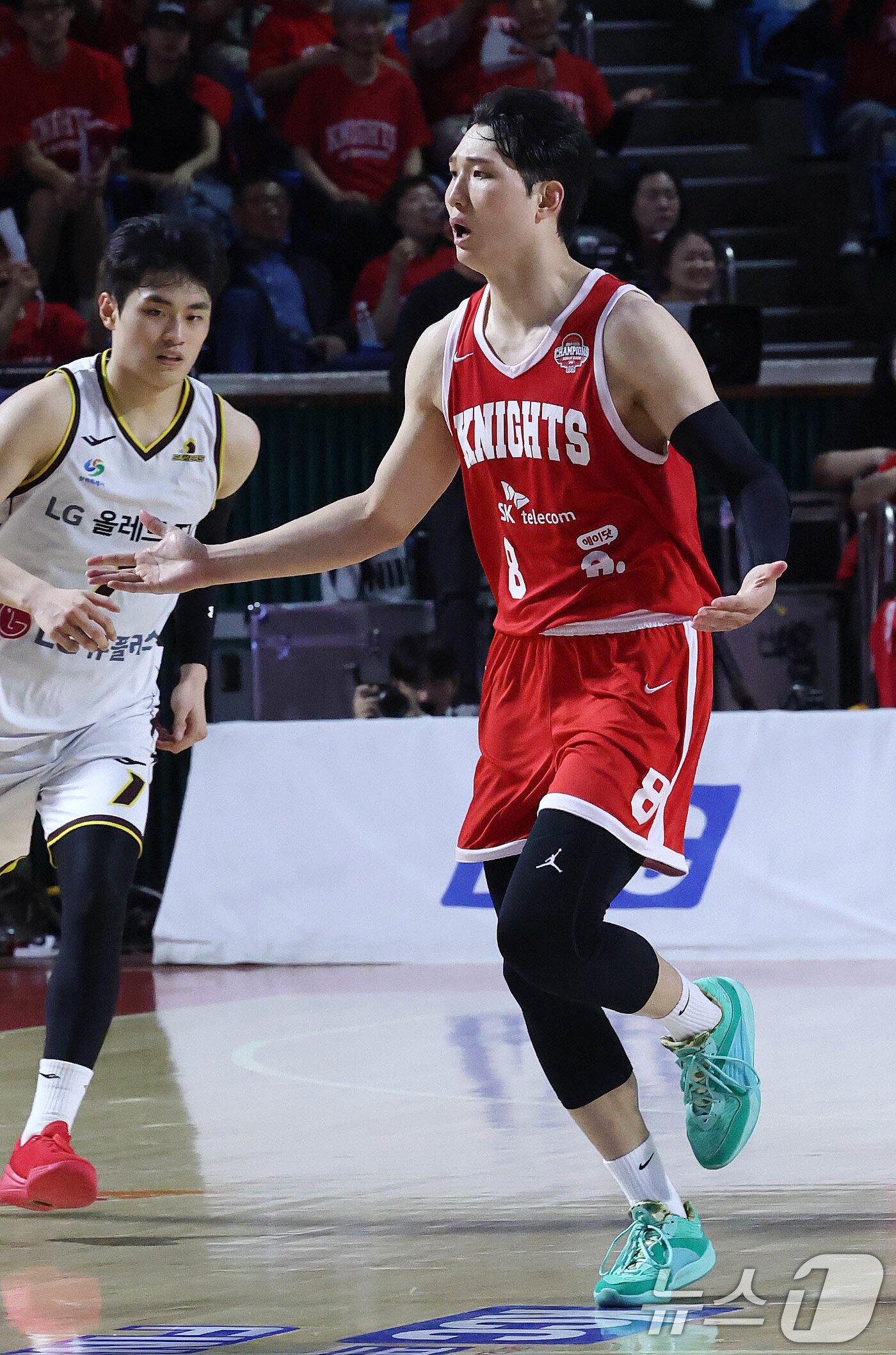 본문 이미지 - 13일 오후 서울 송파구 잠실학생체육관에서 열린 &#39;2024-25 KCC 프로농구 챔피언결정전 5차전&#39; 창원 LG 세이커스와 서울 SK 나이츠의 경기에서 SK 안영준이 득점 후 환호하고 있다. 2025.5.13/뉴스1 ⓒ News1 박세연 기자