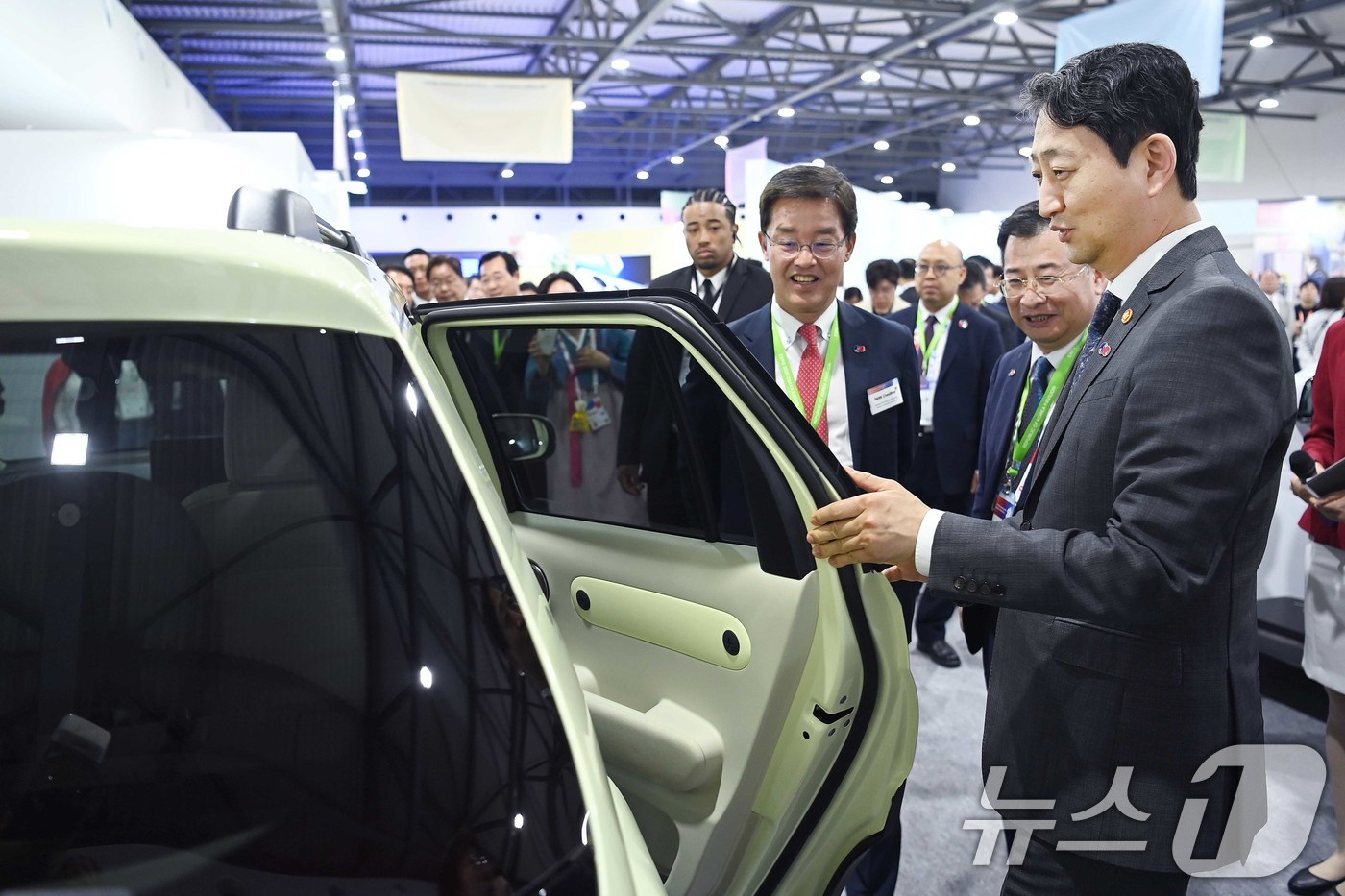 (서울=뉴스1) = 안덕근 산업통상자원부 장관이 일본 오사카 엑스포장에서 열린 '2025 오사카엑스포 한국의 날 기념식'에 참석해 한국관 등 주요 전시관을 둘러보고 있다. (산업부 …