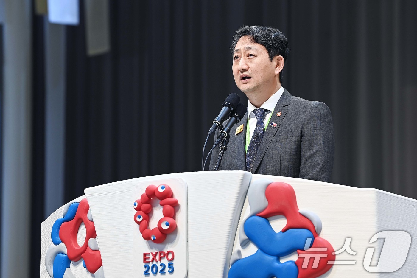 (서울=뉴스1) = 안덕근 산업통상자원부 장관이 일본 오사카 엑스포장에서 열린 '2025 오사카엑스포 한국의 날 기념식'에 참석해 인사말을 하고 있다. (산업부 제공. 재판매 및 …