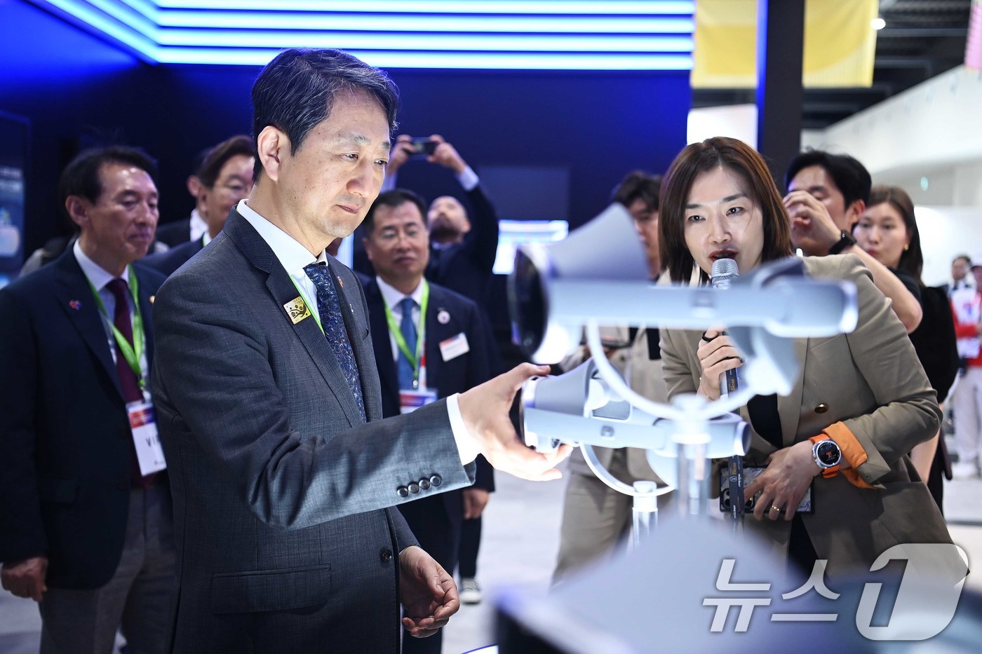 (서울=뉴스1) = 안덕근 산업통상자원부 장관이 일본 오사카 엑스포장에서 열린 '2025 오사카엑스포 한국의 날 기념식'에 참석해 한국관 등 주요 전시관을 둘러보고 있다. (산업부 …