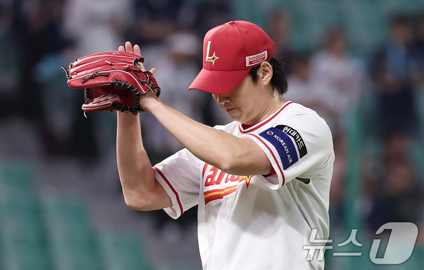 (인천=뉴스1) 김성진 기자 = 13일 인천SSG 랜더스필드에서 열린 '2025 신한 SOL뱅크 KBO리그' NC 다이노스와 SSG 랜더스의 경기, SSG 선발 문승원이 6이닝 2 …