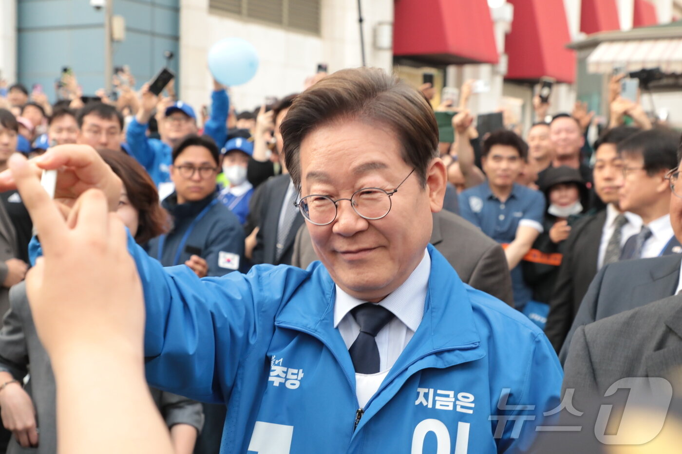 본문 이미지 - 이재명 더불어민주당 대통령 후보가 대표적 험지인 대구·경북&#40;TK&#41; 지역 유세에 돌입한 13일 오후 울산 남구 롯데백화점 광장에서 유세 전 시민들에게 인사를 나누고 있다. 2025.5.13/뉴스1 ⓒ News1 김세은 기자