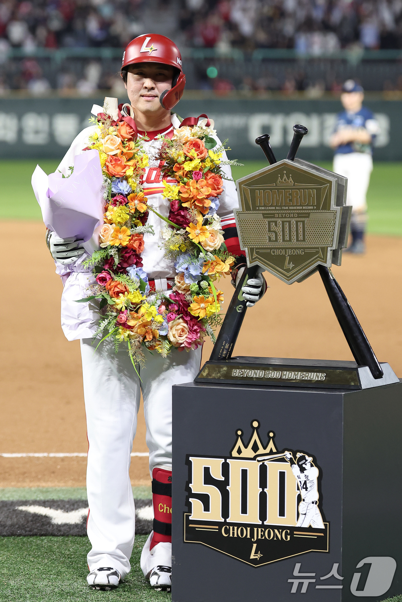 (인천=뉴스1) 김성진 기자 = 13일 인천SSG 랜더스필드에서 열린 '2025 신한 SOL뱅크 KBO리그' NC 다이노스와 SSG 랜더스의 경기, SSG 최정이 6회말 2사 1루 …