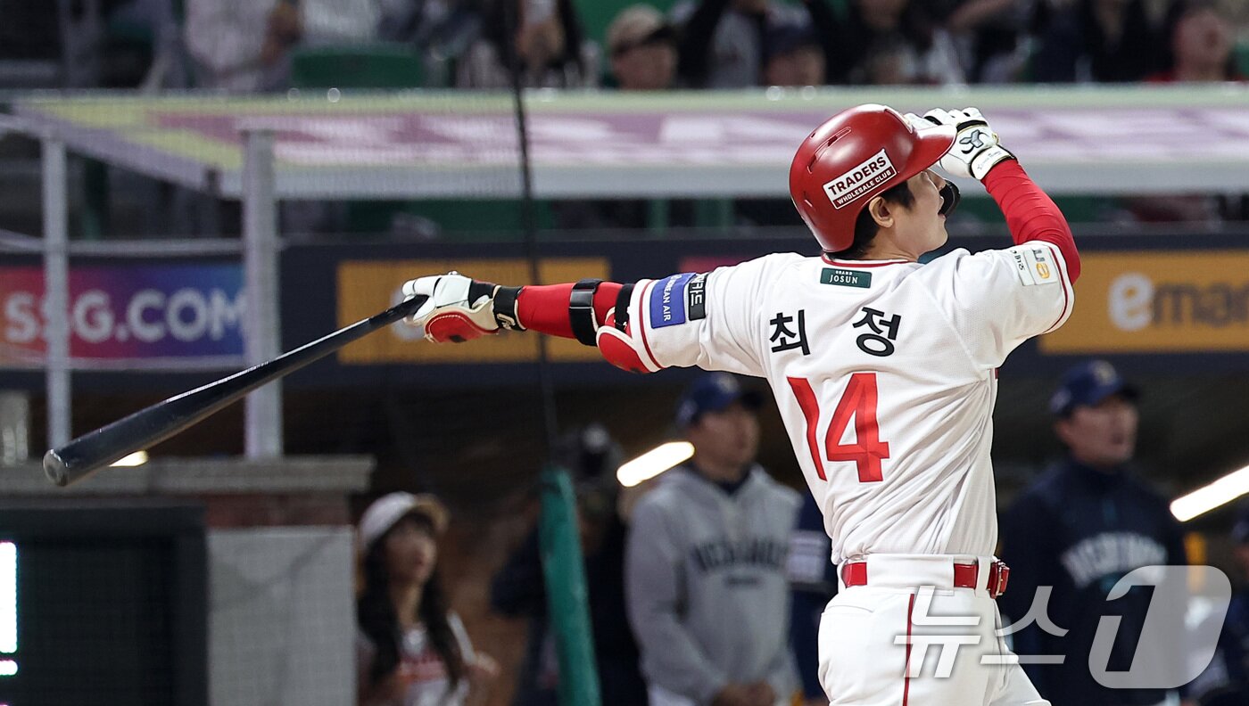 본문 이미지 - 13일 인천SSG 랜더스필드에서 열린 &#39;2025 신한 SOL뱅크 KBO리그&#39; NC 다이노스와 SSG 랜더스의 경기, SSG 최정이 6회말 2사 1루 동점 2점 홈런을 터뜨리며 개인 통산 500홈런을 기록하고 있다. 2025.5.13/뉴스1 ⓒ News1 김성진 기자