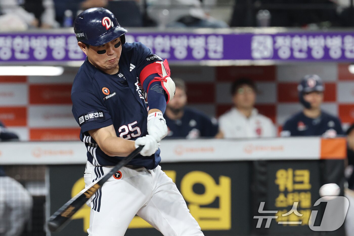 본문 이미지 - 13일 대전 한화생명볼파크에서 열린 &#39;2025 신한 SOL 뱅크 KBO리그&#39; 프로야구 한화 이글스와 두산 베어스 경기에서 6회초 두산 양의지가 중전 안타를 치고 있다. 2025.5.13/뉴스1 ⓒ News1 김기태 기자