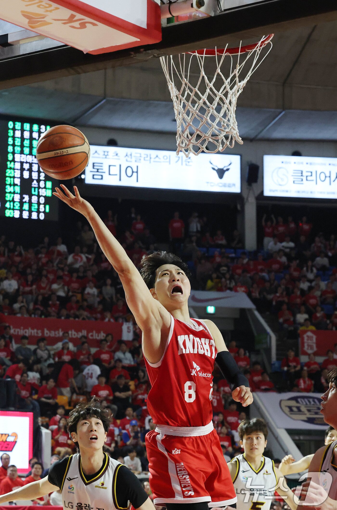 본문 이미지 - 13일 오후 서울 송파구 잠실학생체육관에서 열린 &#39;2024-25 KCC 프로농구 챔피언결정전 5차전&#39; 창원 LG 세이커스와 서울 SK 나이츠의 경기에서 SK 안영준이 골밑 슛을 하고 있다. 2025.5.13/뉴스1 ⓒ News1 박세연 기자