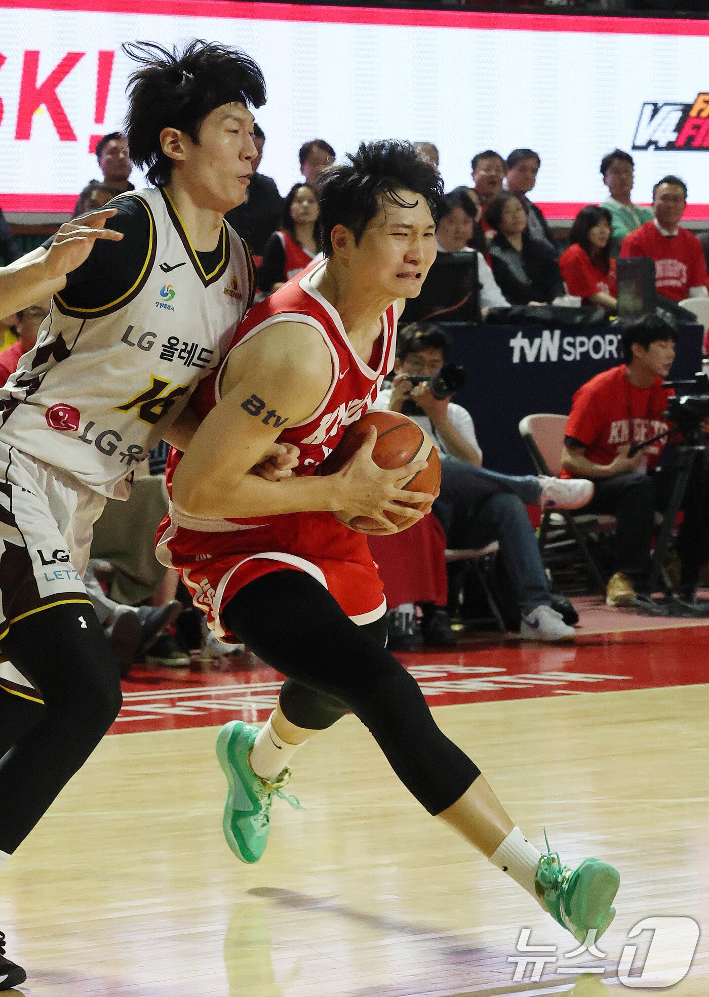 본문 이미지 - 13일 오후 서울 송파구 잠실학생체육관에서 열린 '2024-25 KCC 프로농구 챔피언결정전 5차전' 창원 LG 세이커스와 서울 SK 나이츠의 경기에서 SK 안영준이 드리볼 돌파를 하고 있다. 2025.5.13/뉴스1 ⓒ News1 박세연 기자