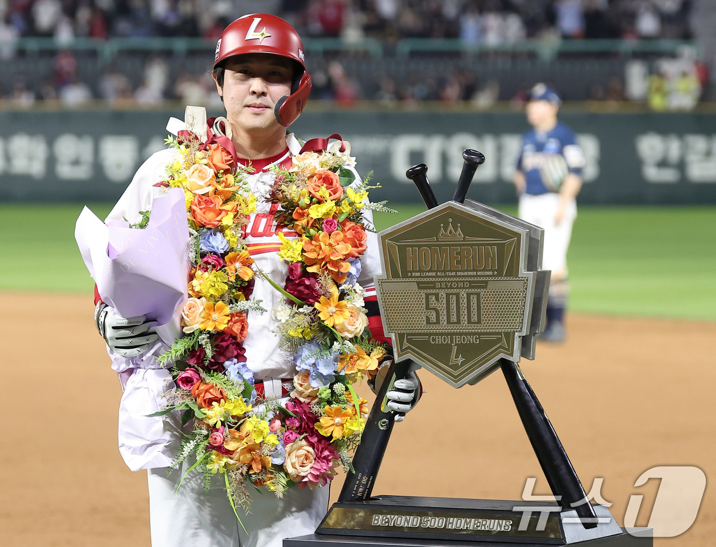 (인천=뉴스1) 김성진 기자 = 13일 인천SSG 랜더스필드에서 열린 '2025 신한 SOL뱅크 KBO리그' NC 다이노스와 SSG 랜더스의 경기, SSG 최정이 6회말 2사 1루 …