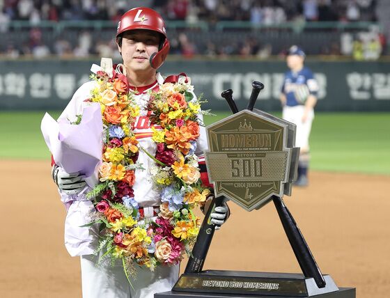 [뉴스1 PICK]'살아있는 전설' 최정, KBO 최초 500홈런 대기록 달성