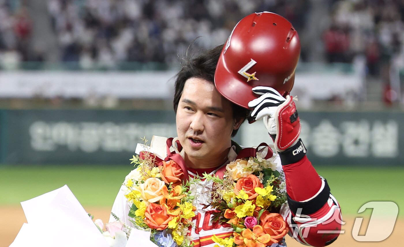 본문 이미지 - 13일 인천SSG 랜더스필드에서 열린 '2025 신한 SOL뱅크 KBO리그' NC 다이노스와 SSG 랜더스의 경기, SSG 최정이 6회말 2사 1루 동점 2점 홈런을 터뜨리며 개인 통산 500홈런을 기록한 후 기념촬영을 하고 있다. 2025.5.13/뉴스1 ⓒ News1 김성진 기자