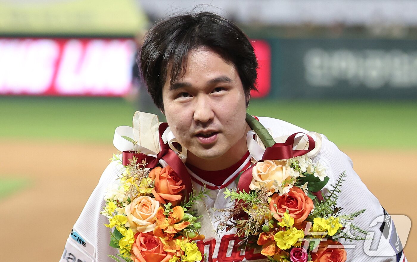 본문 이미지 - 13일 인천SSG 랜더스필드에서 열린 '2025 신한 SOL뱅크 KBO리그' NC 다이노스와 SSG 랜더스의 경기, SSG 최정이 6회말 2사 1루 동점 2점 홈런을 터뜨리며 개인 통산 500홈런을 기록한 후 관중석을 향해 인사하고 있다. 2025.5.13/뉴스1 ⓒ News1 김성진 기자