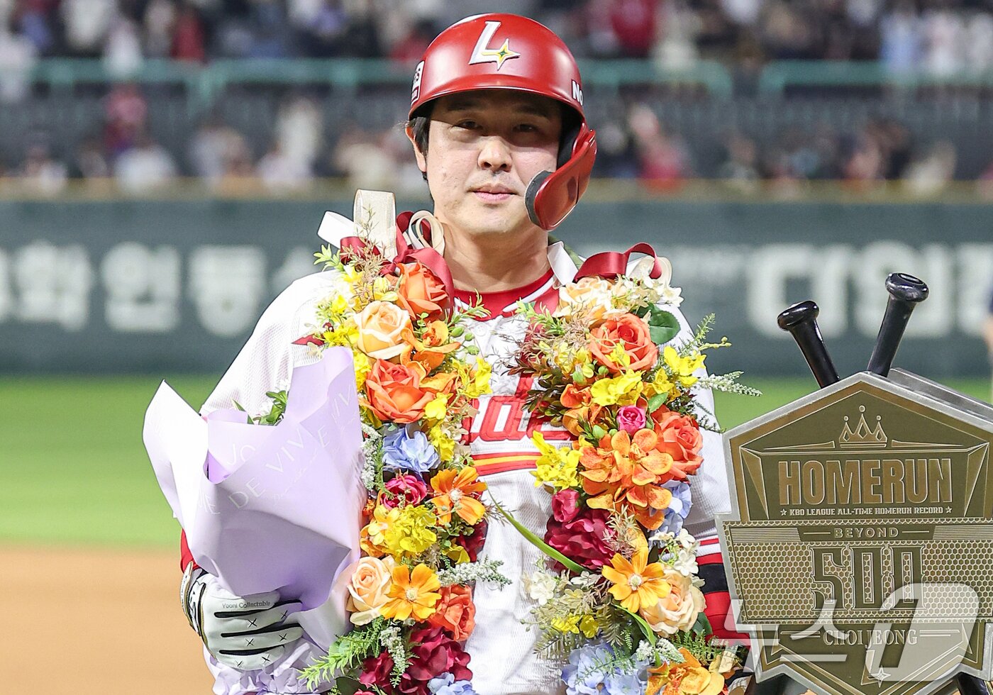 본문 이미지 - 13일 인천SSG 랜더스필드에서 열린 '2025 신한 SOL뱅크 KBO리그' NC 다이노스와 SSG 랜더스의 경기, SSG 최정이 6회말 2사 1루 동점 2점 홈런을 터뜨리며 개인 통산 500홈런을 기록한 후 기념촬영을 하고 있다. 2025.5.13/뉴스1 ⓒ News1 김성진 기자