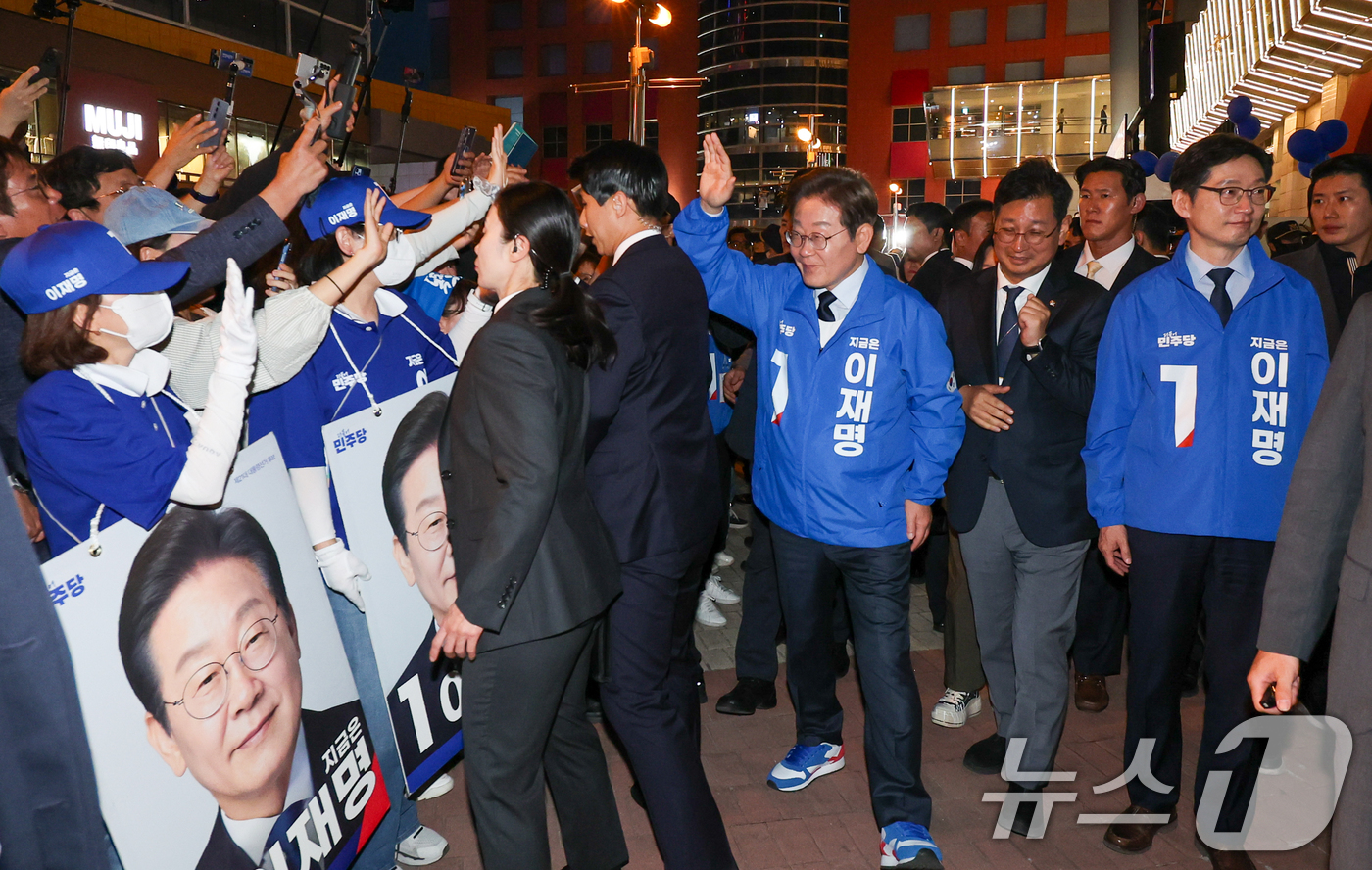 (울산=뉴스1) 안은나 기자 = 이재명 더불어민주당 대통령 후보가 대표적 험지인 대구·경북(TK) 지역 유세에 돌입한 13일 오후 울산 남구 롯데백화점 광장에서 유세를 마친 후 인 …