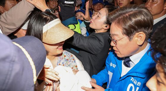 갓난아이 보는 이재명 후보