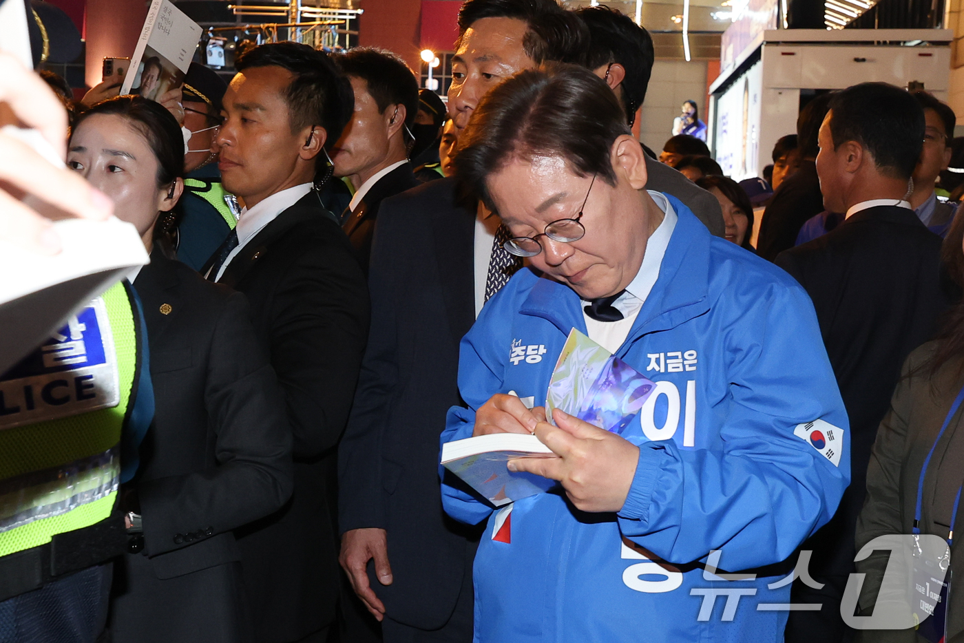 (울산=뉴스1) 안은나 기자 = 이재명 더불어민주당 대통령 후보가 대표적 험지인 대구·경북(TK) 지역 유세에 돌입한 13일 오후 울산 남구 롯데백화점 광장에서 유세를 마친 후 시 …