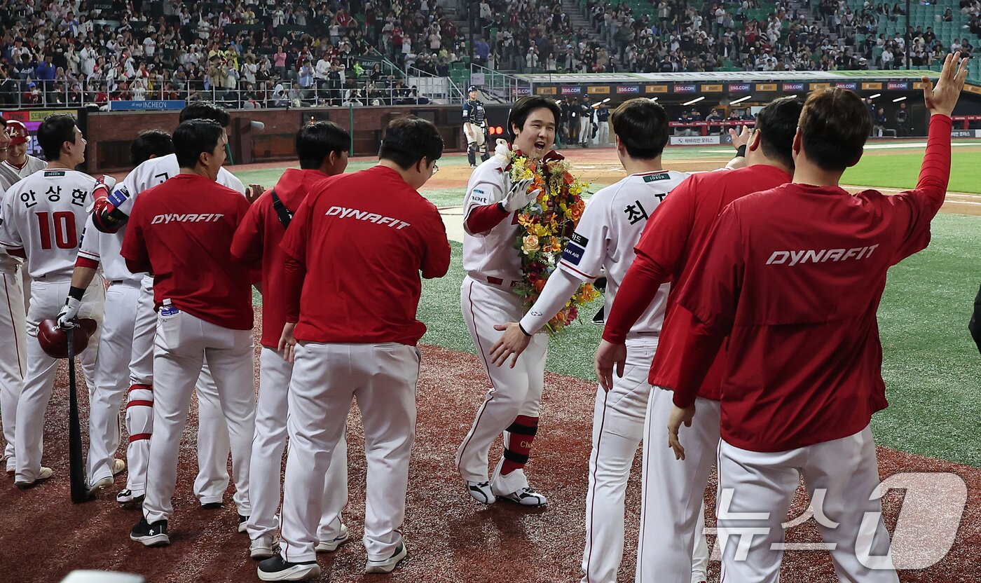 본문 이미지 - 13일 인천SSG 랜더스필드에서 열린 '2025 신한 SOL뱅크 KBO리그' NC 다이노스와 SSG 랜더스의 경기, SSG 최정이 6회말 2사 1루 동점 2점 홈런을 터뜨리며 개인 통산 500홈런을 기록한 후 동료들의 축하를 받고 있다. 2025.5.13/뉴스1 ⓒ News1 김성진 기자