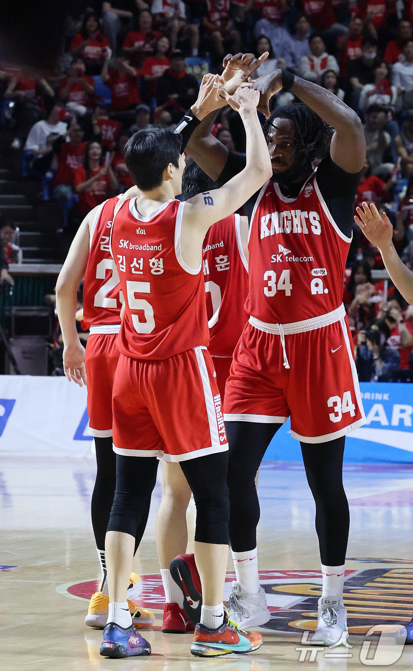 (서울=뉴스1) 박세연 기자 = 13일 오후 서울 송파구 잠실학생체육관에서 열린 '2024-25 KCC 프로농구 챔피언결정전 5차전' 창원 LG 세이커스와 서울 SK 나이츠의 경기 …