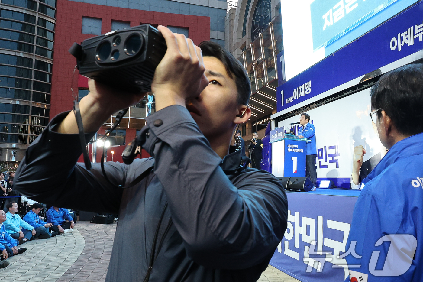 (울산=뉴스1) 안은나 기자 = 이재명 더불어민주당 대통령 후보가 대표적 험지인 대구·경북(TK) 지역 유세에 돌입한 13일 오전 울산 남구 롯데백화점 광장에서 연설하는 가운데 경 …
