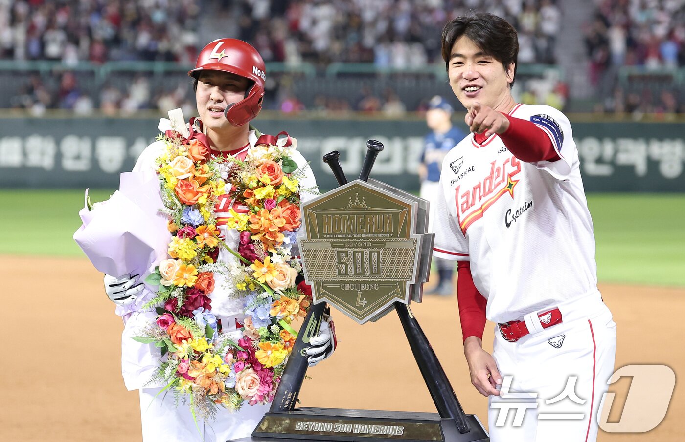 본문 이미지 - 13일 인천SSG 랜더스필드에서 열린 '2025 신한 SOL뱅크 KBO리그' NC 다이노스와 SSG 랜더스의 경기, SSG 최정이 6회말 2사 1루 동점 2점 홈런을 터뜨리며 개인 통산 500홈런을 기록한 후 김광현과 기념촬영을 하고 있다. 2025.5.13/뉴스1 ⓒ News1 김성진 기자