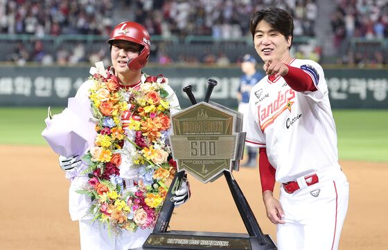 SSG 주장 김광현 "최정 형 500홈런 축하해…계속 더 쳐 달라"