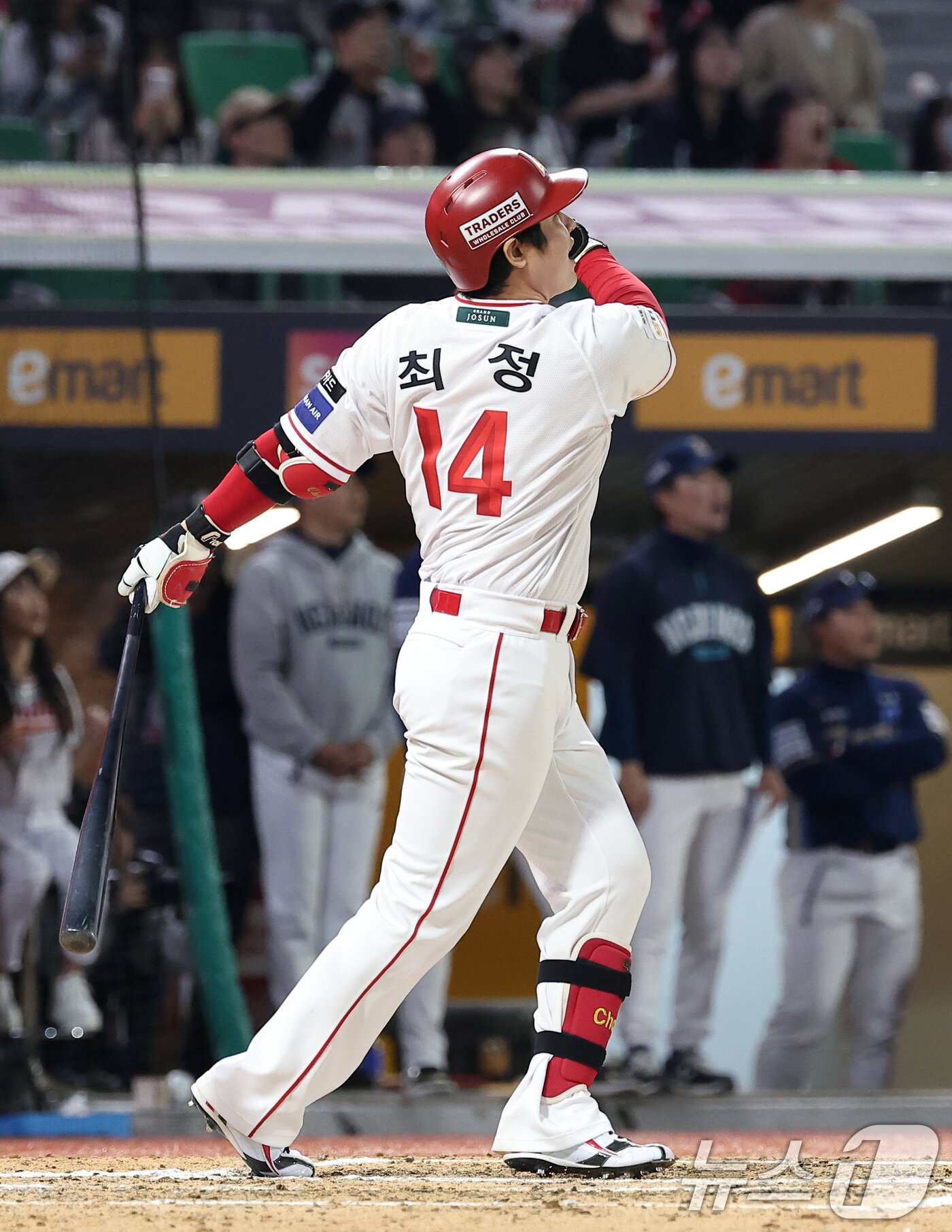 본문 이미지 - 13일 인천SSG 랜더스필드에서 열린 &#39;2025 신한 SOL뱅크 KBO리그&#39; NC 다이노스와 SSG 랜더스의 경기, SSG 최정이 6회말 2사 1루 동점 2점 홈런을 터뜨리며 개인 통산 500홈런을 기록하고 있다. 2025.5.13/뉴스1 ⓒ News1 김성진 기자