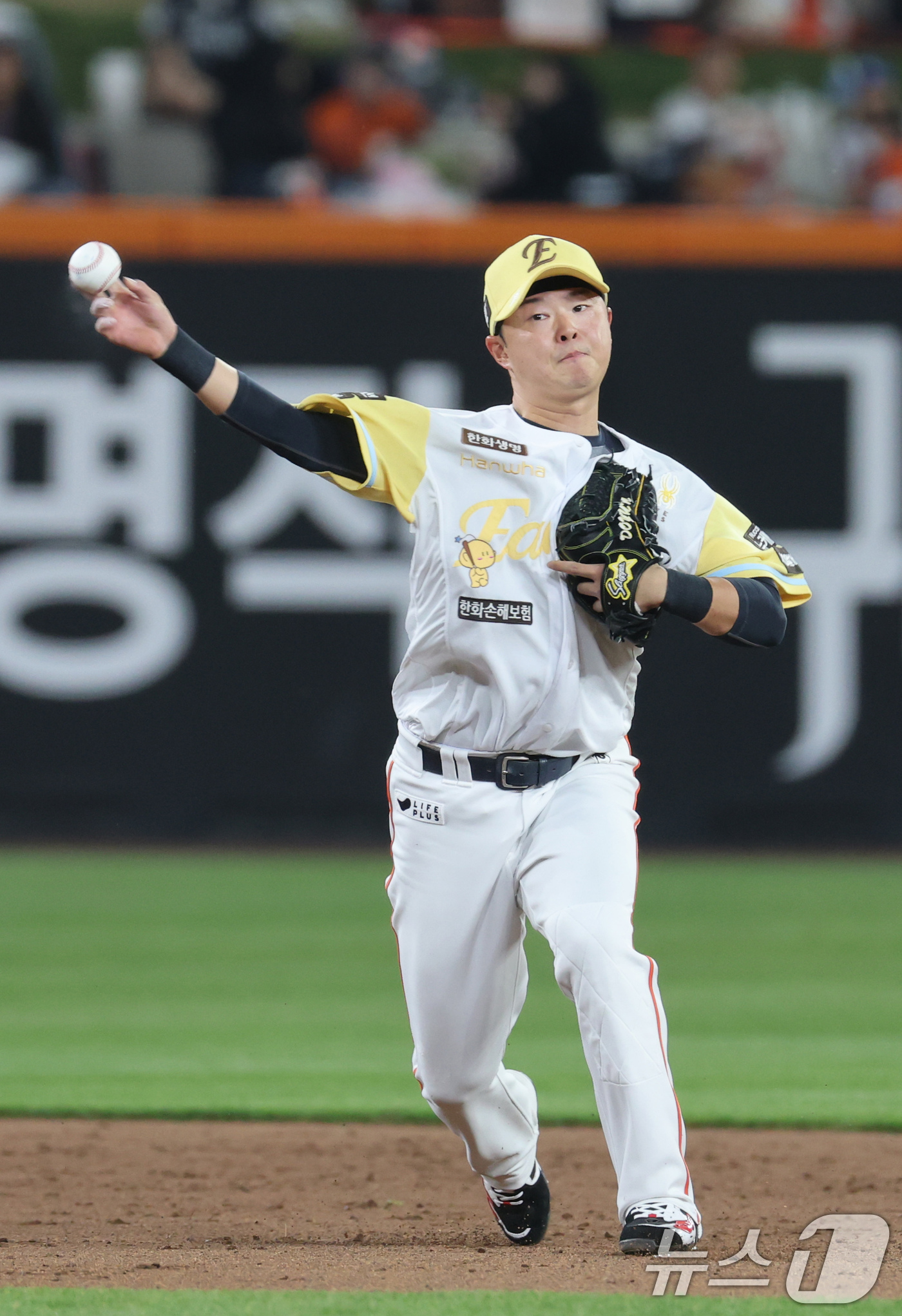 (대전=뉴스1) 김기태 기자 = 13일 대전 한화생명볼파크에서 열린 '2025 신한 SOL 뱅크 KBO리그' 프로야구 한화 이글스와 두산 베어스 경기에서 7회초 한화 이도윤이 내야 …