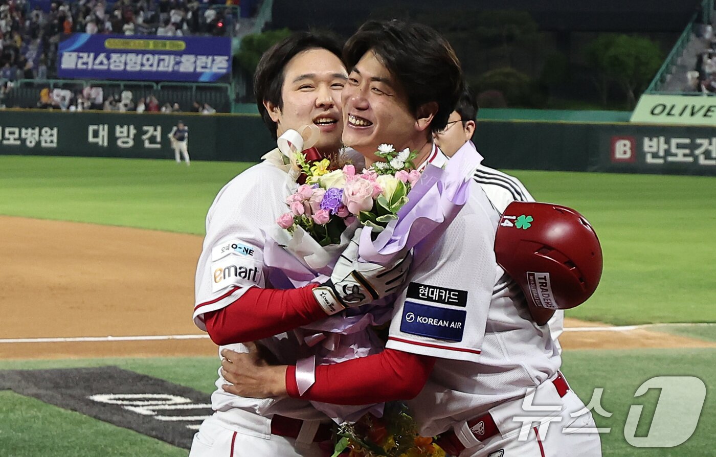 본문 이미지 - SSG 랜더스의 레전드 김광현&#40;오른쪽&#41;과 최정. /뉴스1 DB ⓒ News1 김성진 기자